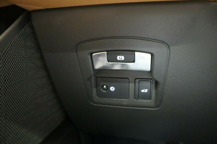 land-rover-range-rover-velar-bensin-2018-big-19