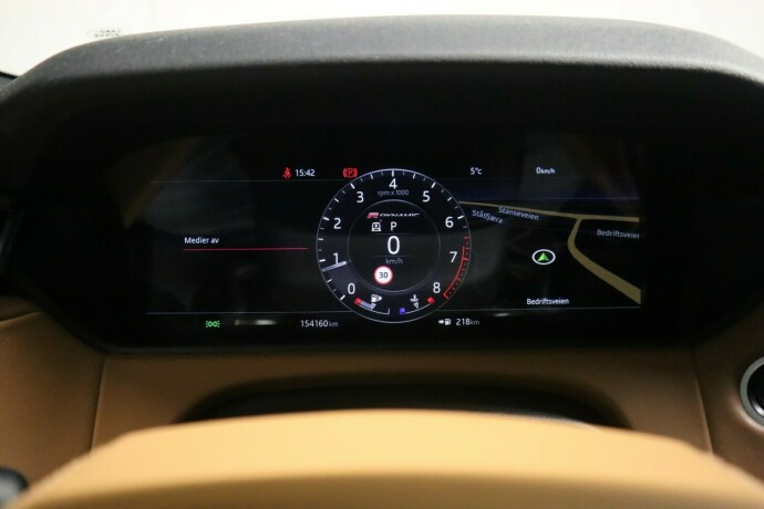 land-rover-range-rover-velar-bensin-2018-big-24