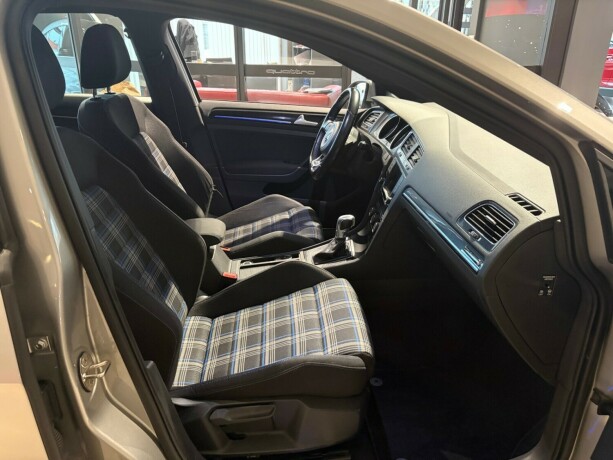 volkswagen-golf-elektrisitetbensin-2017-big-17