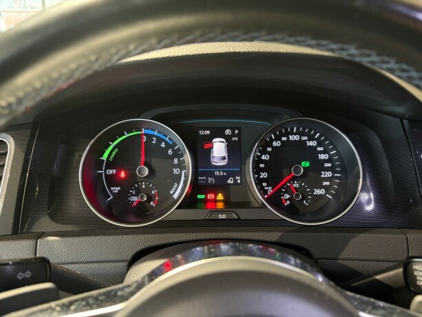 volkswagen-golf-elektrisitetbensin-2017-big-21