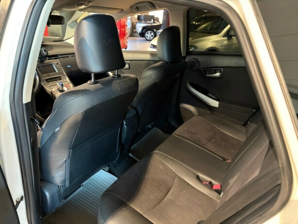 toyota-prius-bensin-2012-big-11