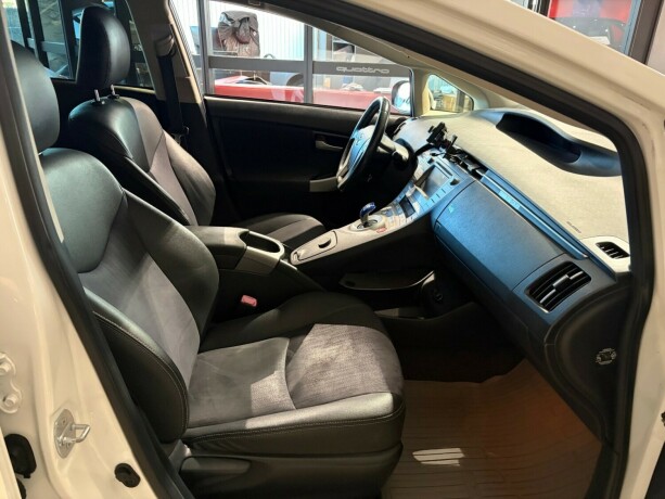 toyota-prius-bensin-2012-big-17