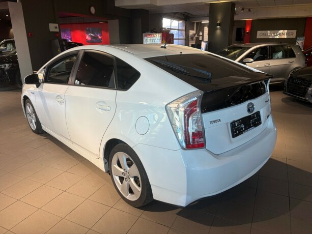 toyota-prius-bensin-2012-big-3