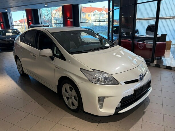 toyota-prius-bensin-2012-big-7