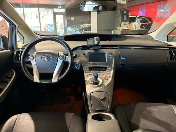 toyota-prius-bensin-2012-big-12