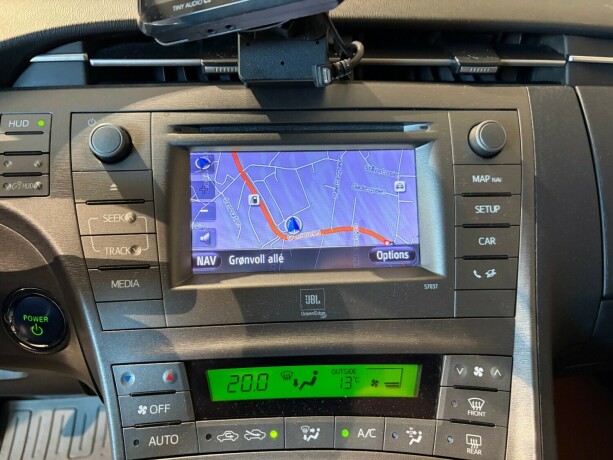 toyota-prius-bensin-2012-big-19