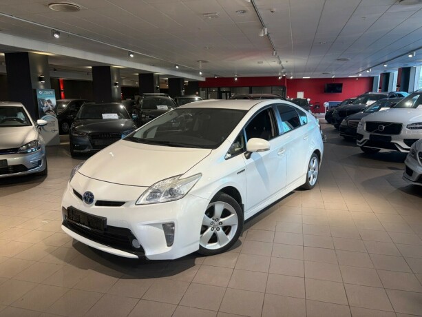 toyota-prius-bensin-2012-big-1