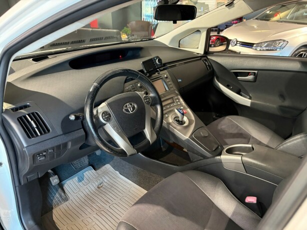toyota-prius-bensin-2012-big-9