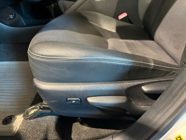 toyota-prius-bensin-2012-big-26