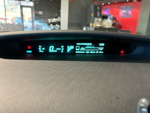 toyota-prius-bensin-2012-big-21