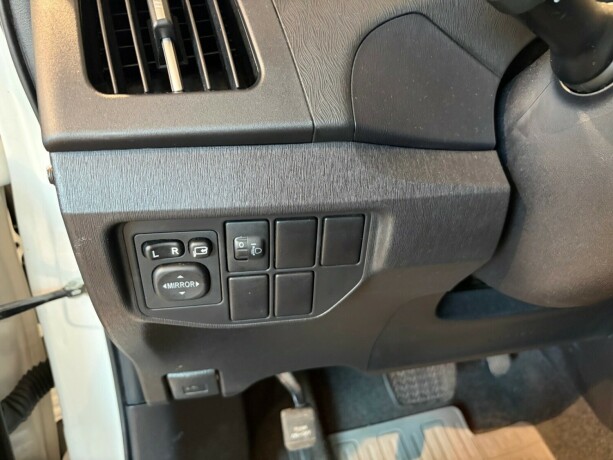 toyota-prius-bensin-2012-big-24