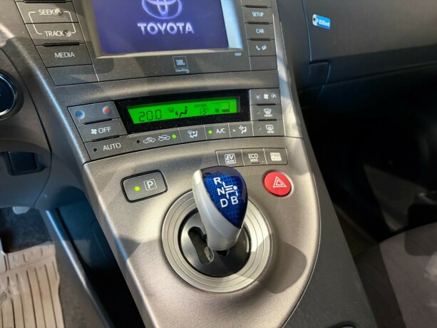 toyota-prius-bensin-2012-big-18