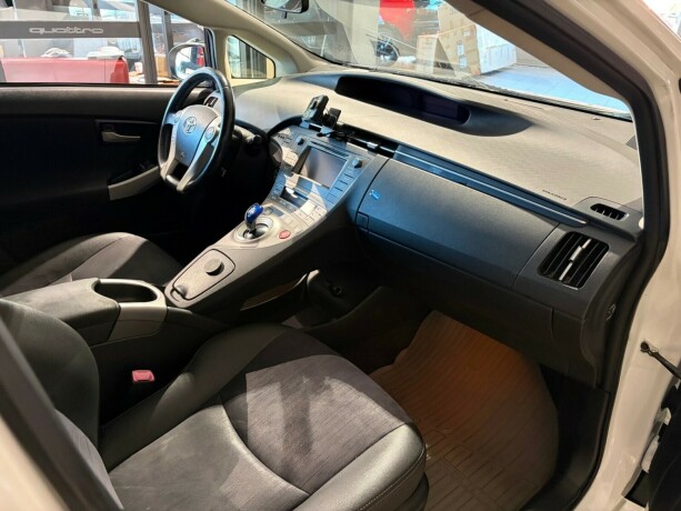 toyota-prius-bensin-2012-big-16