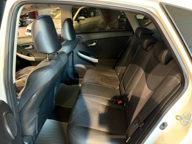 toyota-prius-bensin-2012-big-10