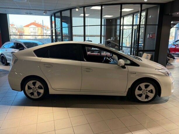 toyota-prius-bensin-2012-big-6