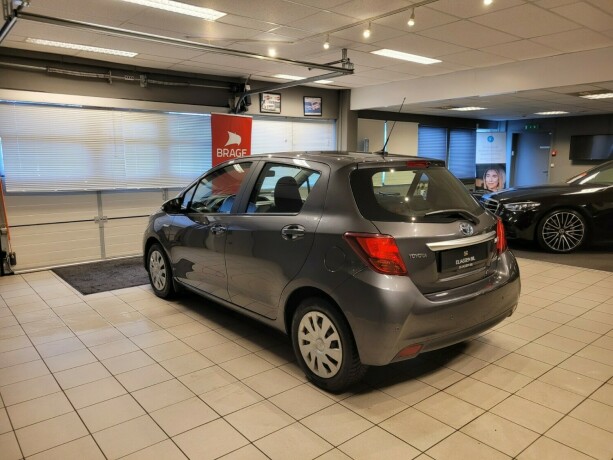 toyota-yaris-elektrisitetbensin-2015-big-5