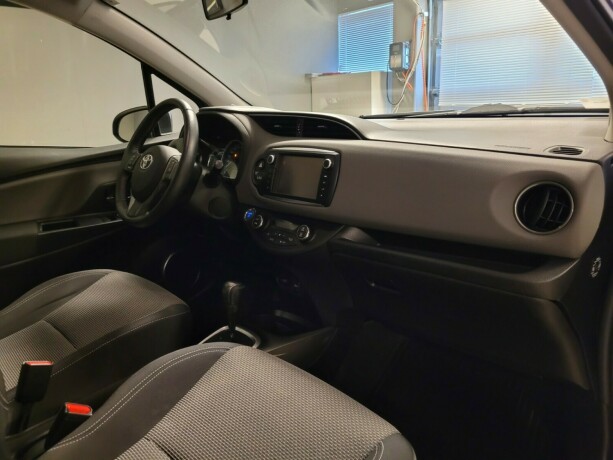 toyota-yaris-elektrisitetbensin-2015-big-12