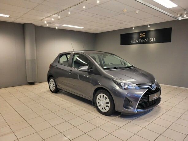 toyota-yaris-elektrisitetbensin-2015-big-0