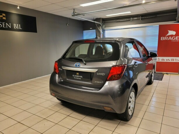 toyota-yaris-elektrisitetbensin-2015-big-4