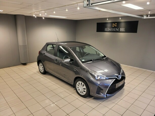 toyota-yaris-elektrisitetbensin-2015-big-1