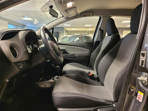 toyota-yaris-elektrisitetbensin-2015-big-16