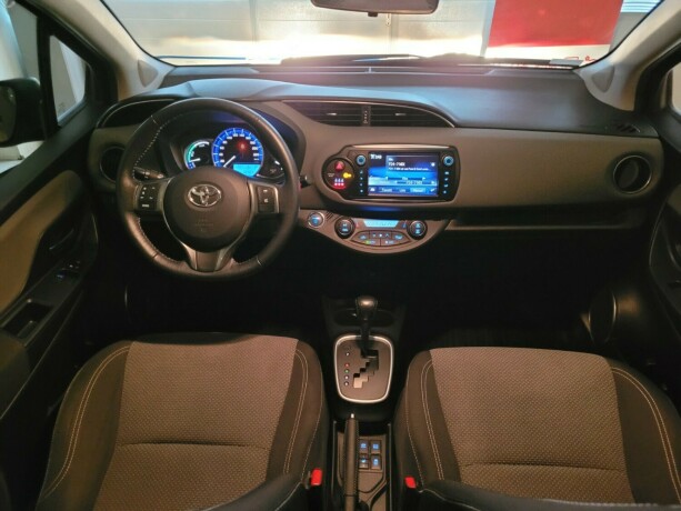 toyota-yaris-elektrisitetbensin-2015-big-24