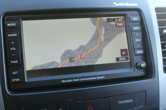 mitsubishi-outlander-diesel-2011-big-13