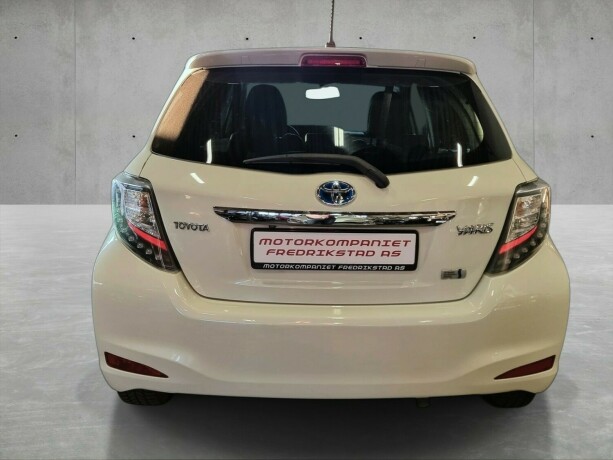 toyota-yaris-elektrisitetbensin-2014-big-5