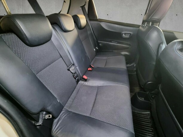 toyota-yaris-elektrisitetbensin-2014-big-11