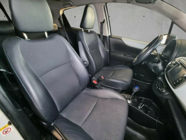 toyota-yaris-elektrisitetbensin-2014-big-10