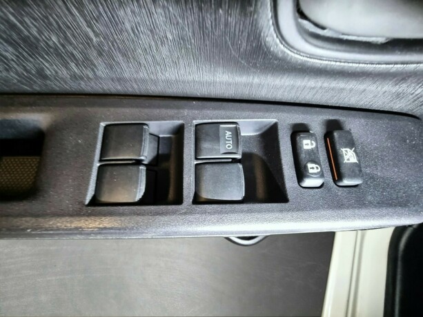 toyota-yaris-elektrisitetbensin-2014-big-19