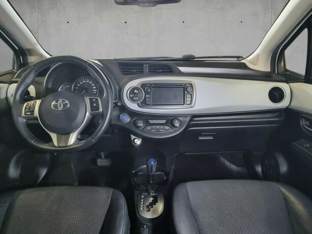 toyota-yaris-elektrisitetbensin-2014-big-8