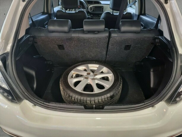 toyota-yaris-elektrisitetbensin-2014-big-26