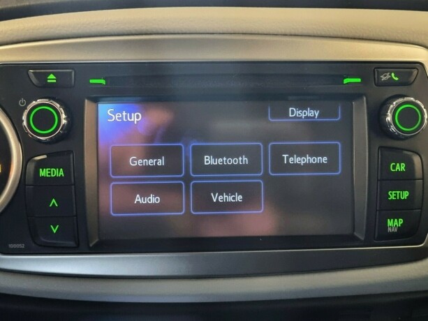 toyota-yaris-elektrisitetbensin-2014-big-16