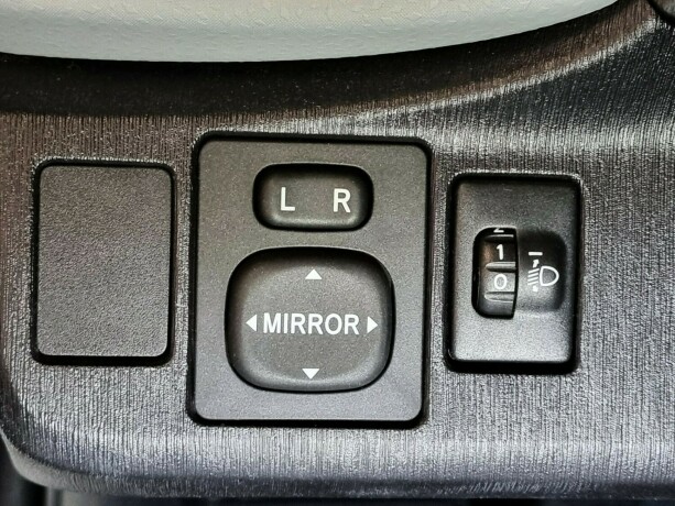 toyota-yaris-elektrisitetbensin-2014-big-20