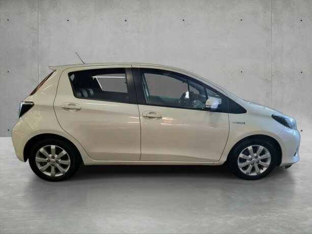 toyota-yaris-elektrisitetbensin-2014-big-6