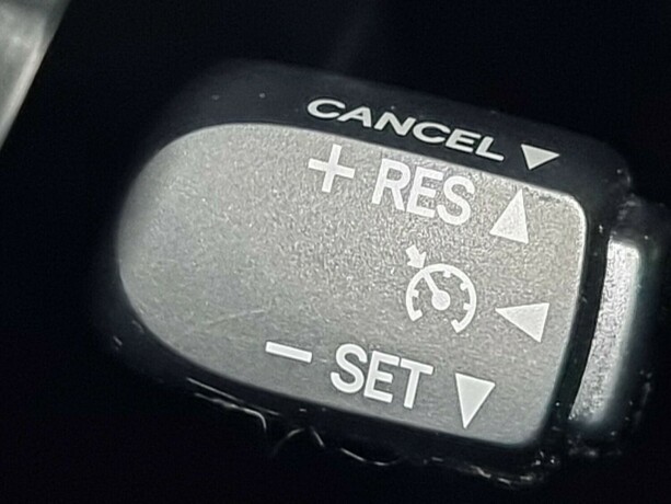 toyota-yaris-elektrisitetbensin-2014-big-25