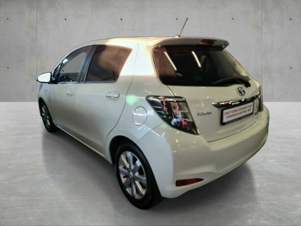 toyota-yaris-elektrisitetbensin-2014-big-4