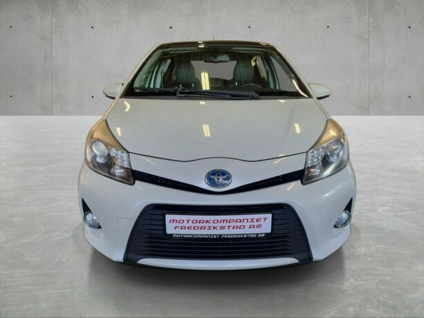 toyota-yaris-elektrisitetbensin-2014-big-1