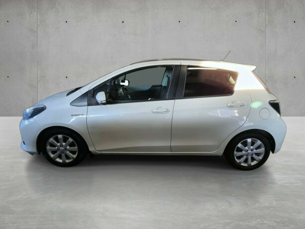 toyota-yaris-elektrisitetbensin-2014-big-3