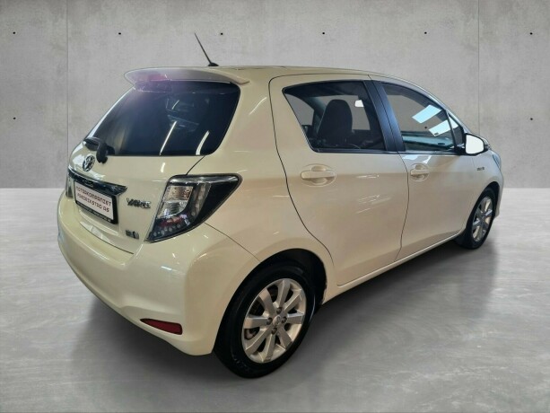 toyota-yaris-elektrisitetbensin-2014-big-7
