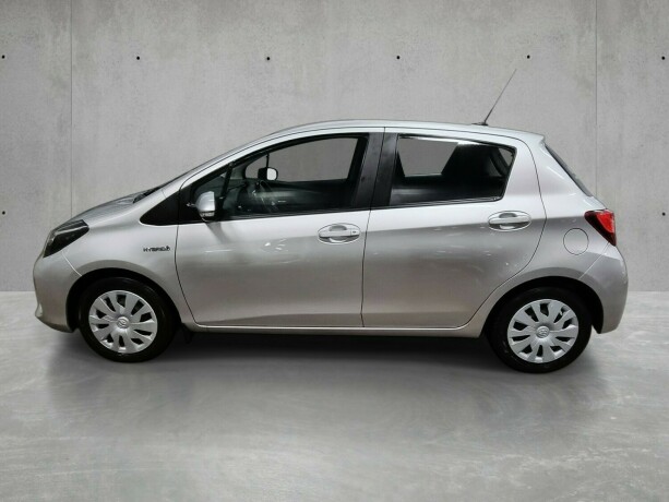 toyota-yaris-elektrisitetbensin-2016-big-1