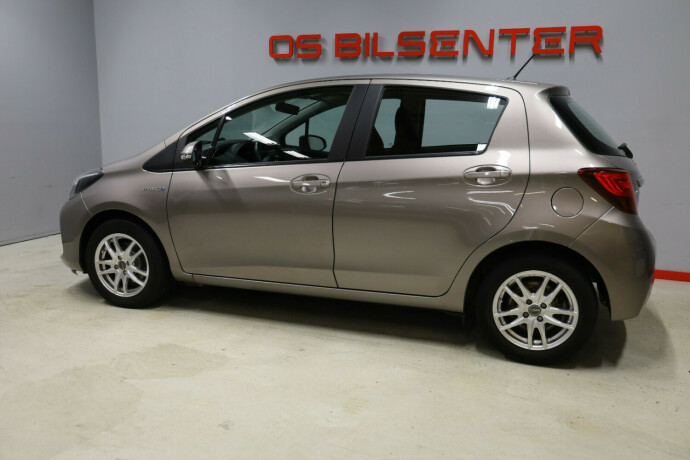 toyota-yaris-elektrisitetbensin-2015-big-5