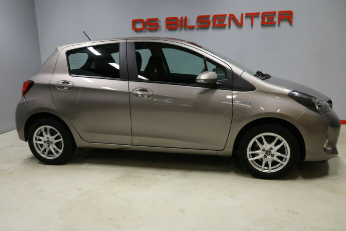 toyota-yaris-elektrisitetbensin-2015-big-2