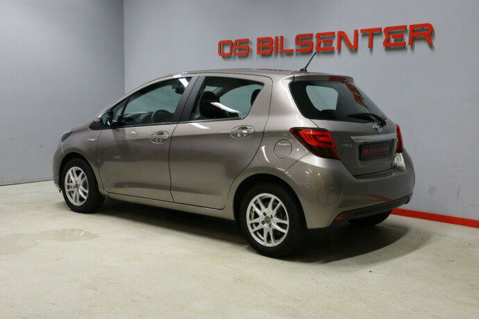 toyota-yaris-elektrisitetbensin-2015-big-3