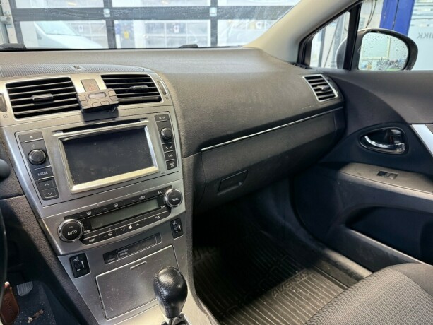 toyota-avensis-bensin-2012-big-14