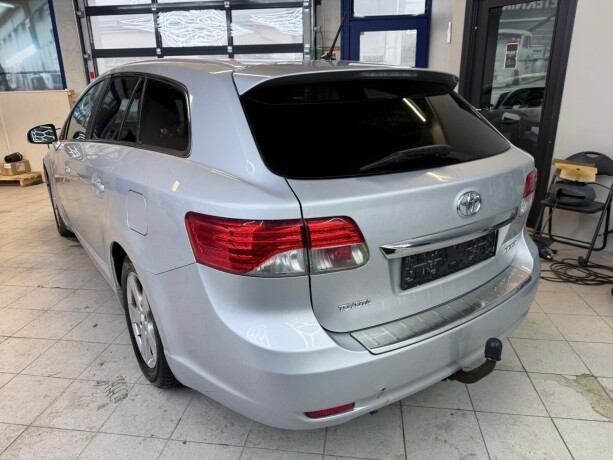 toyota-avensis-bensin-2012-big-4