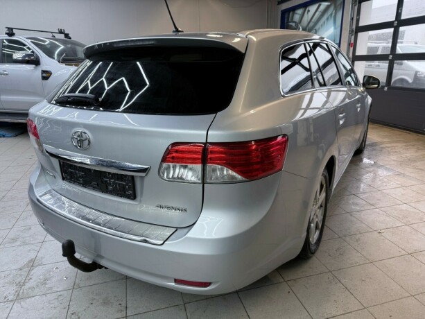 toyota-avensis-bensin-2012-big-6
