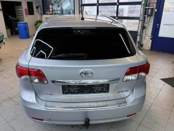 toyota-avensis-bensin-2012-big-5