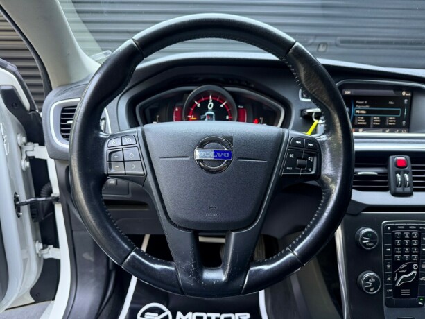 volvo-v40-diesel-2013-big-13